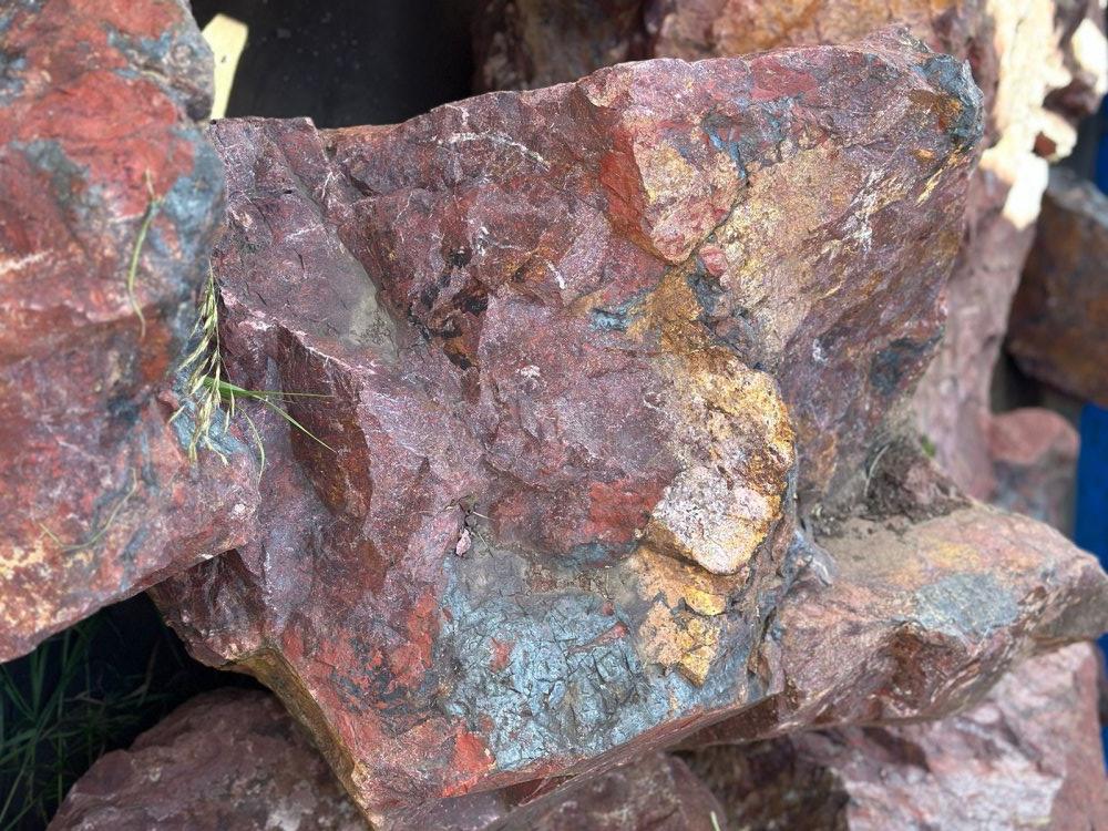 Камни для ландшафтного дизайна красно-фиолетовые 10-60 килограмм купить в Волчанске