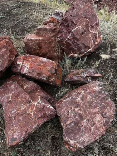 Ландшафтные глыбы красно-фиолетовые 200-1000 килограмм купить в Волчанске