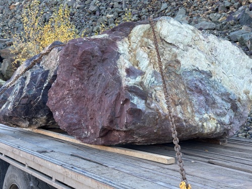 Огромные красно-фиолетовые валуны для ландшафтного дизайна весом более 5 тонн купить в Волчанске