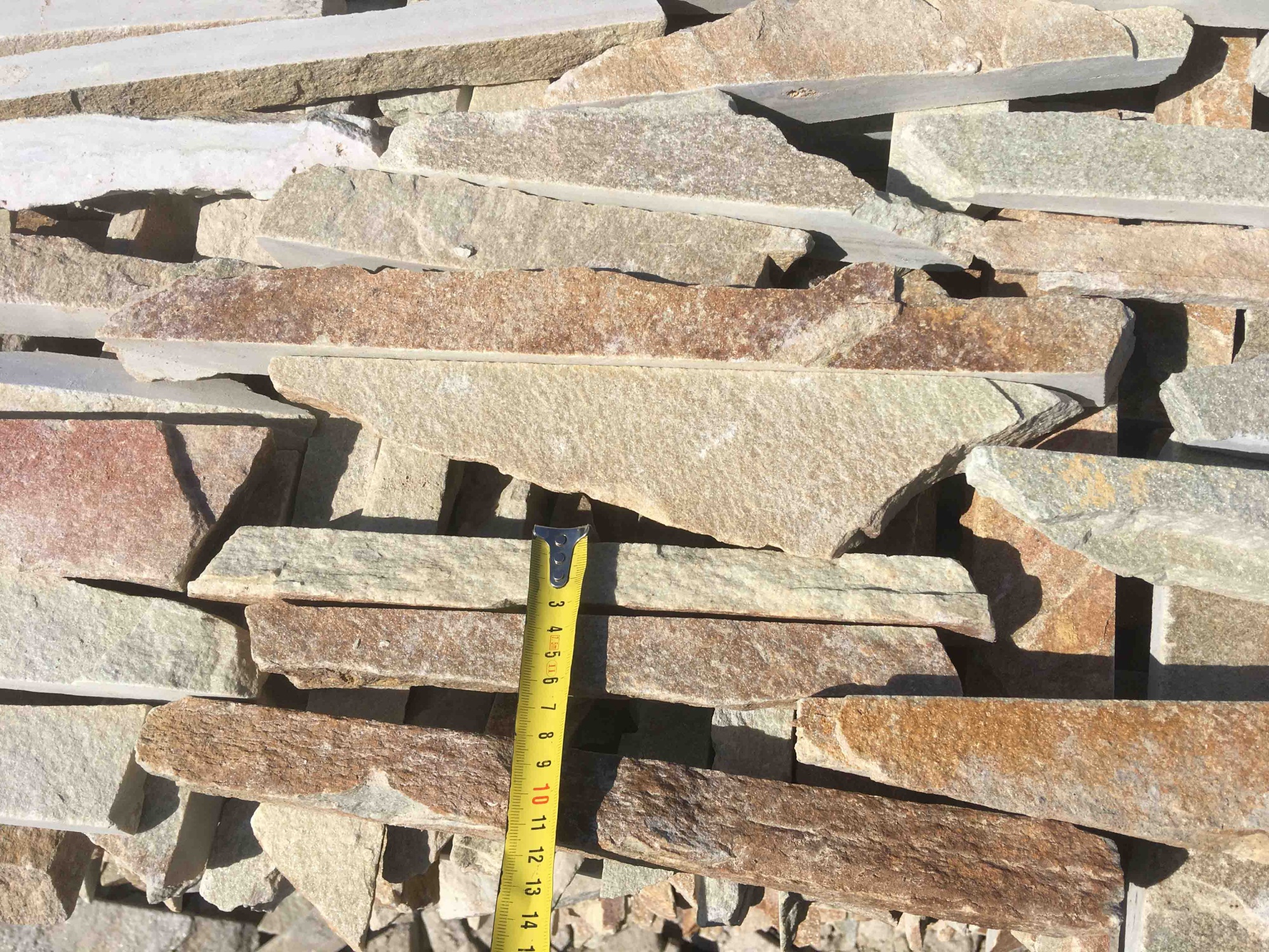 Горбушка златолит золотистый для облицовки купить в Волчанске