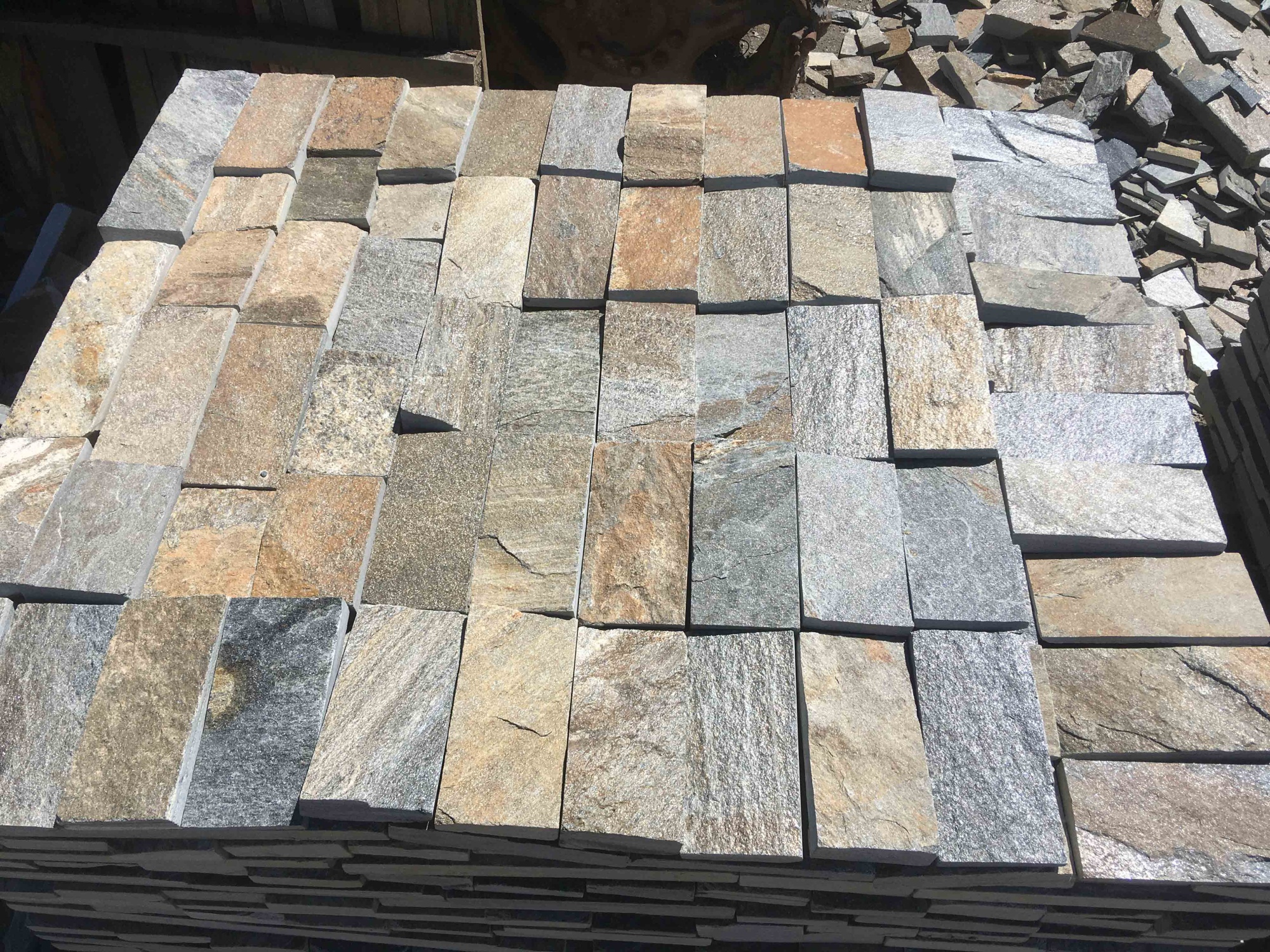 Плитка пилёная златолит Уральский для цоколя, отмостки купить в Волчанске