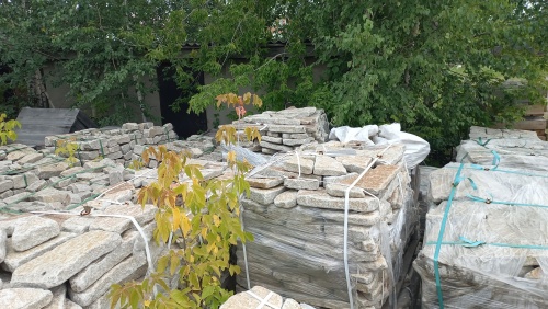 Плитняк галтованный гранитный для ландшафтного дизайна купить в Волчанске