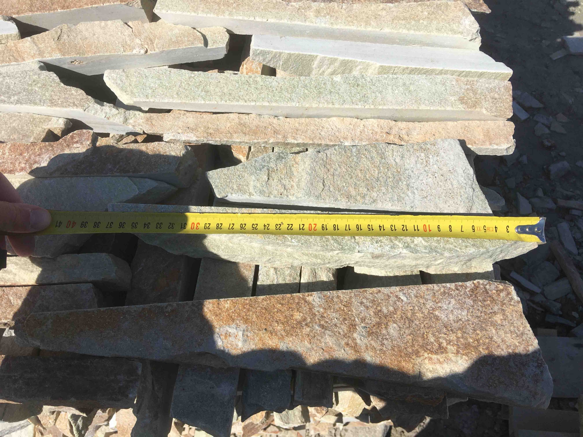 Горбушка златолит золотистый для облицовки купить в Волчанске