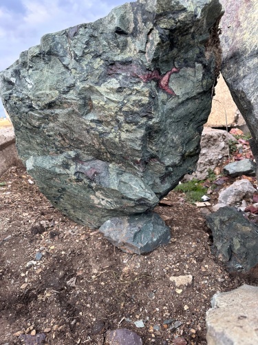 Гигантские зелёные валуны для ландшафтного дизайна весом более 5 тонн купить в Волчанске