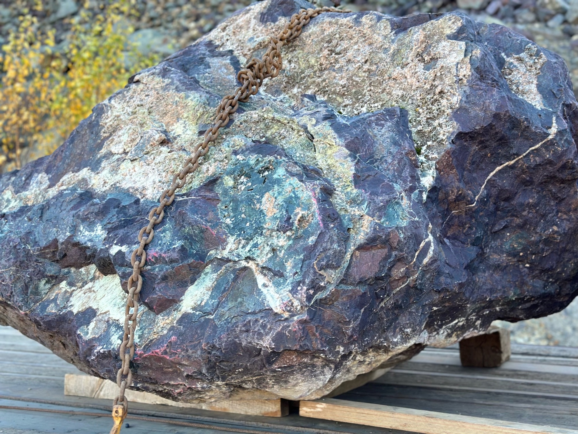 Огромные красно-фиолетовые валуны для ландшафтного дизайна весом более 5 тонн купить в Волчанске