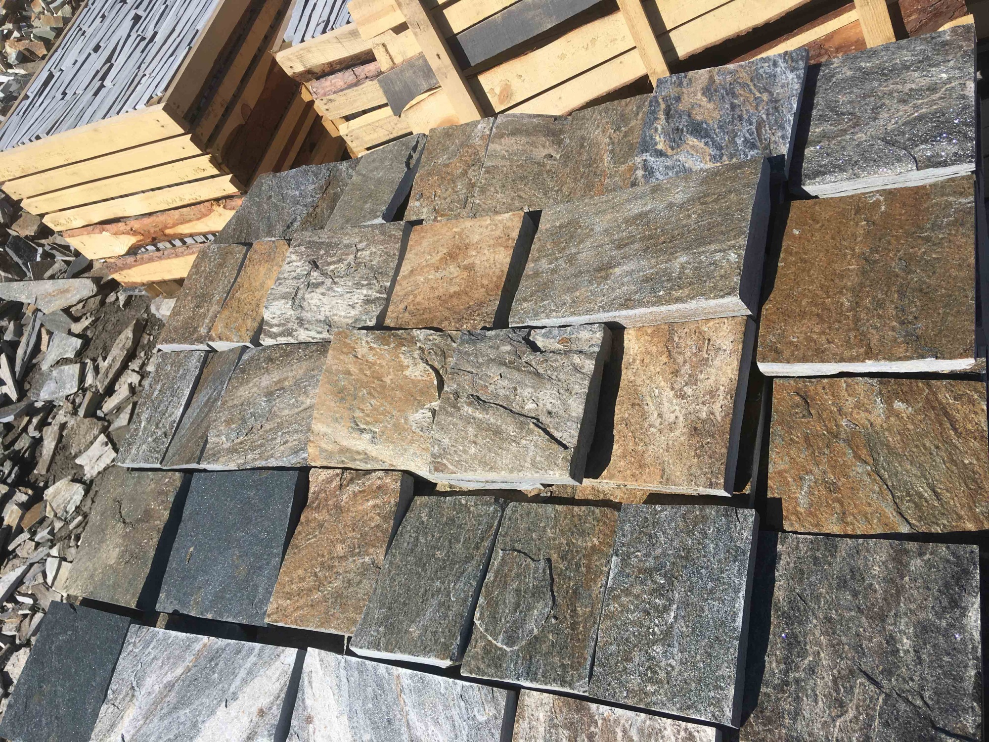 Плитка пилёная златолит Уральский для цоколя, отмостки купить в Волчанске