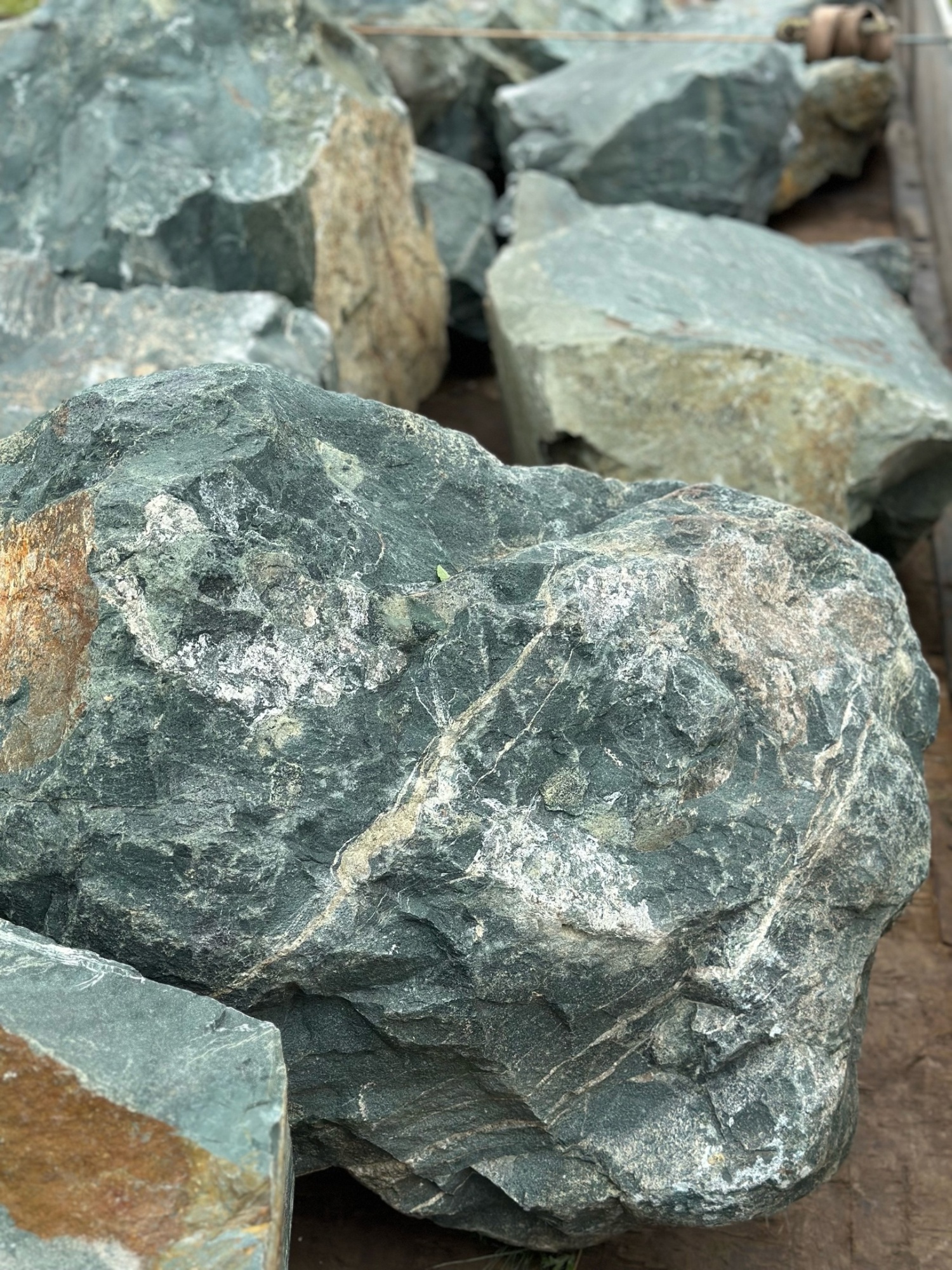 Камни для ландшафтного дизайна зелёные 10-60 килограмм купить в Волчанске