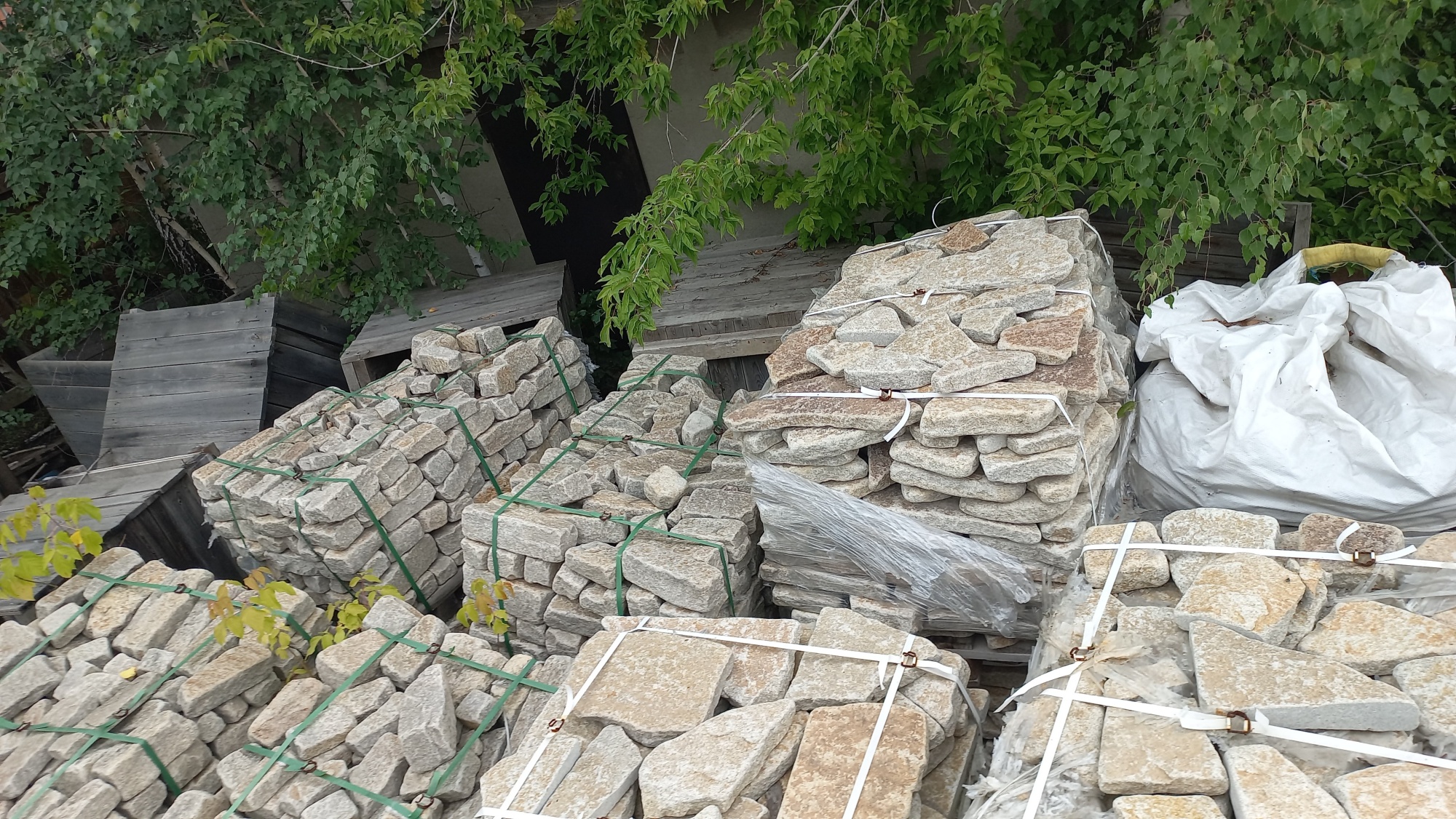 Плитняк гранитный галтованный купить в Волчанске