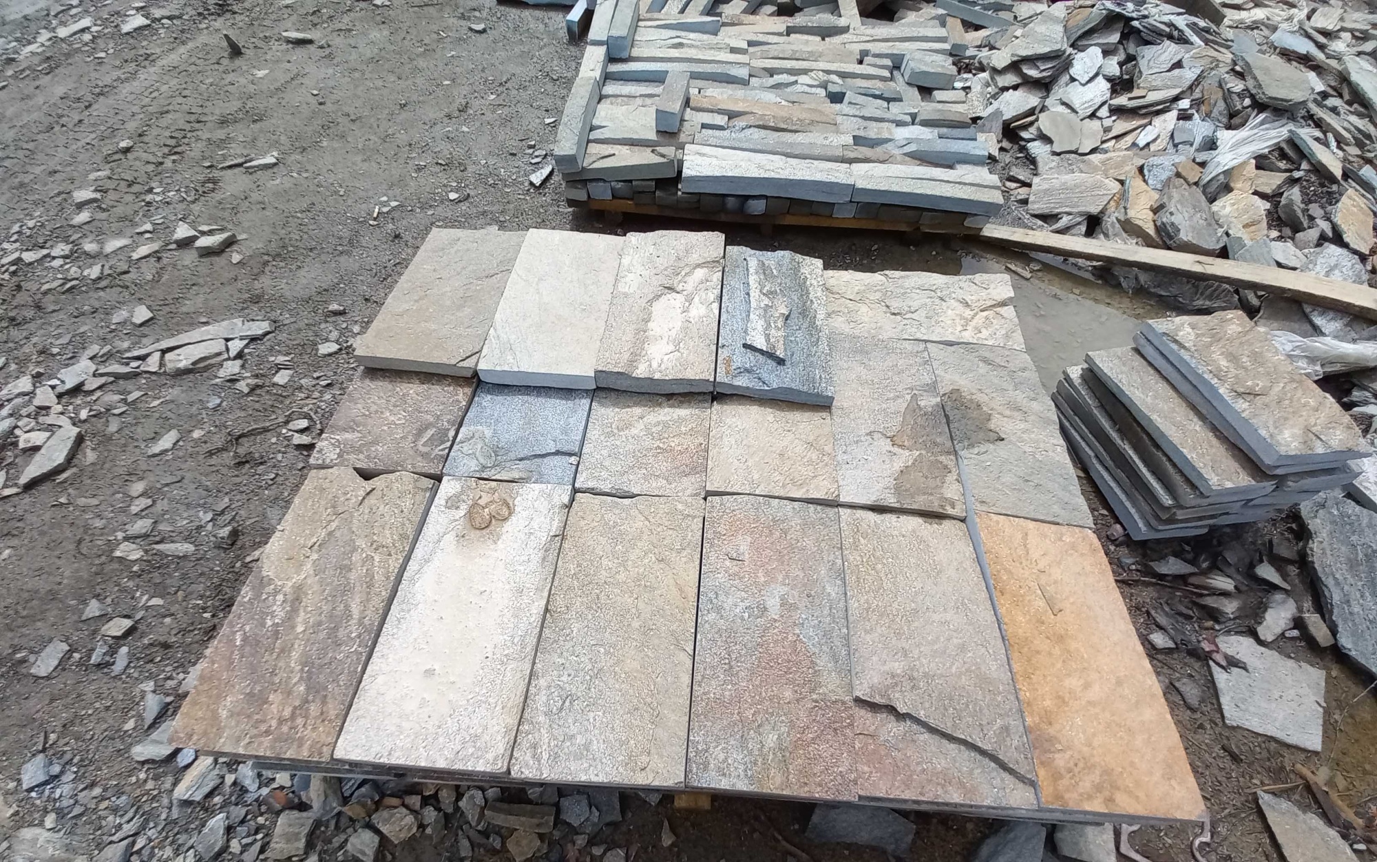 Плитка пилёная златолит Уральский для цоколя, отмостки купить в Волчанске