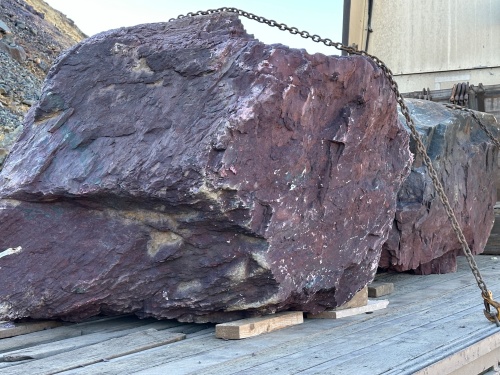 Огромные красно-фиолетовые валуны для ландшафтного дизайна весом более 5 тонн купить в Волчанске