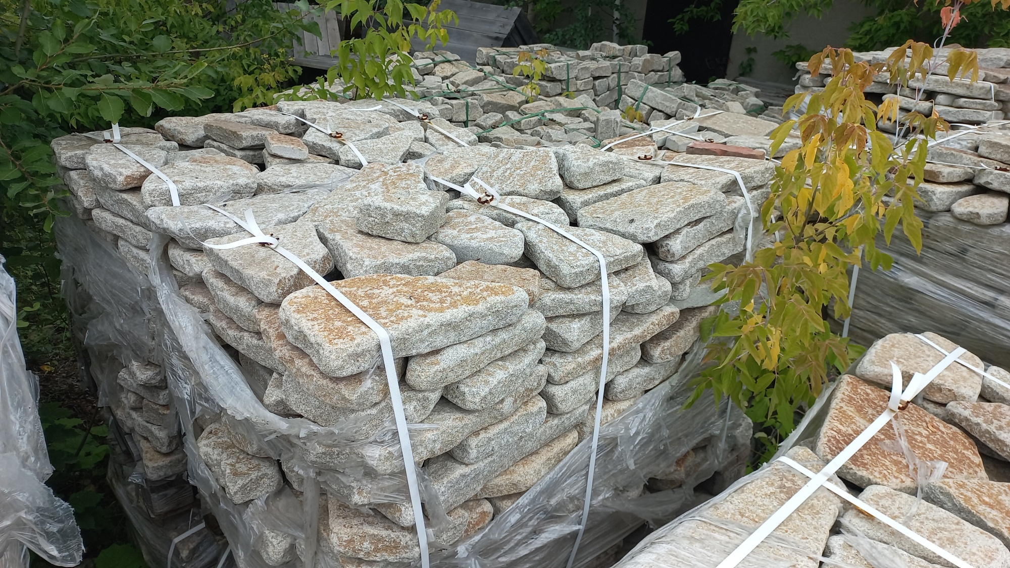 Плитняк галтованный гранитный для ландшафтного дизайна купить в Волчанске