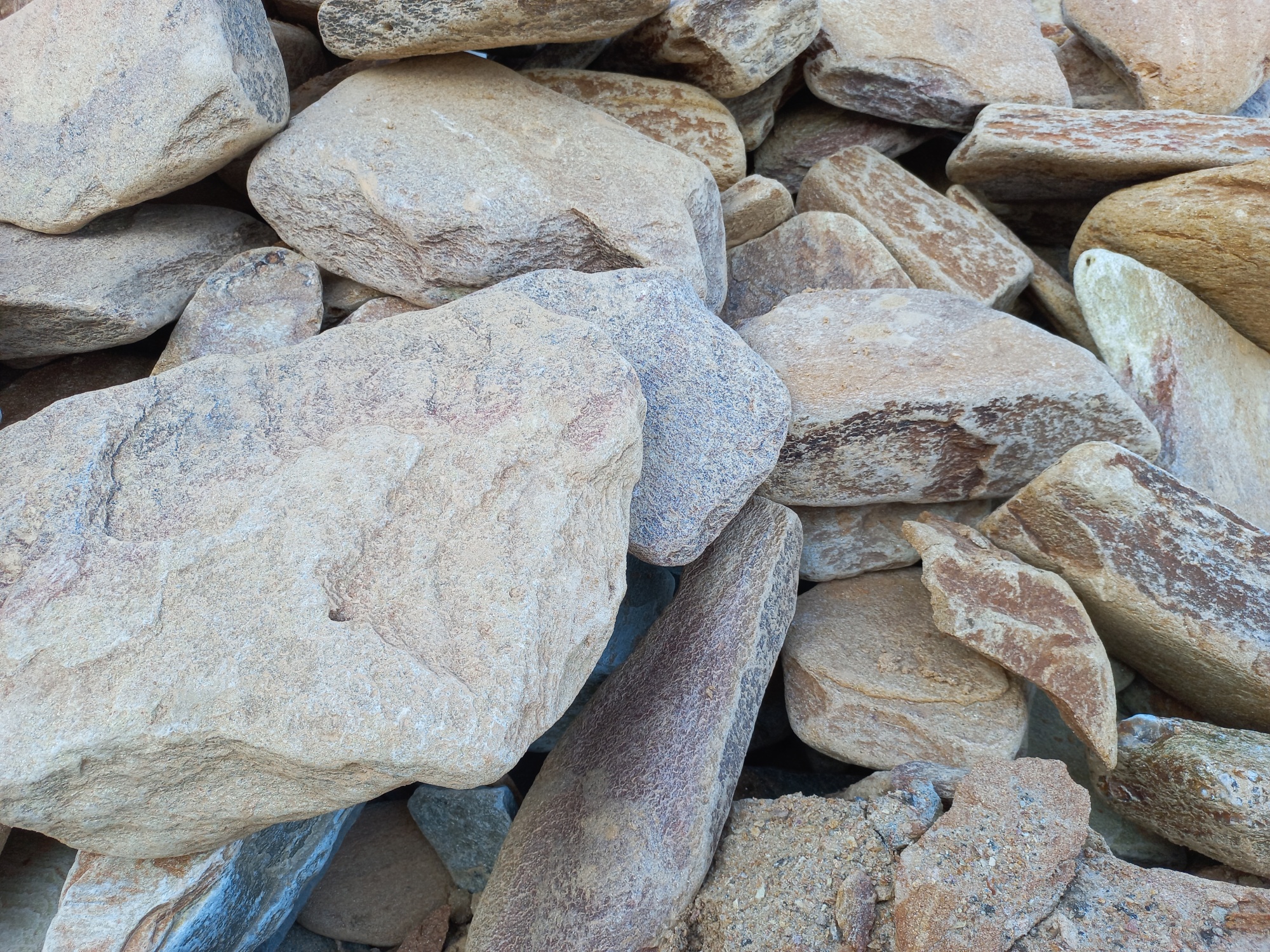 Златолит жёлтый, жёлто-зелёный глыбки и валуны для ланшафтного дизайна купить в Волчанске