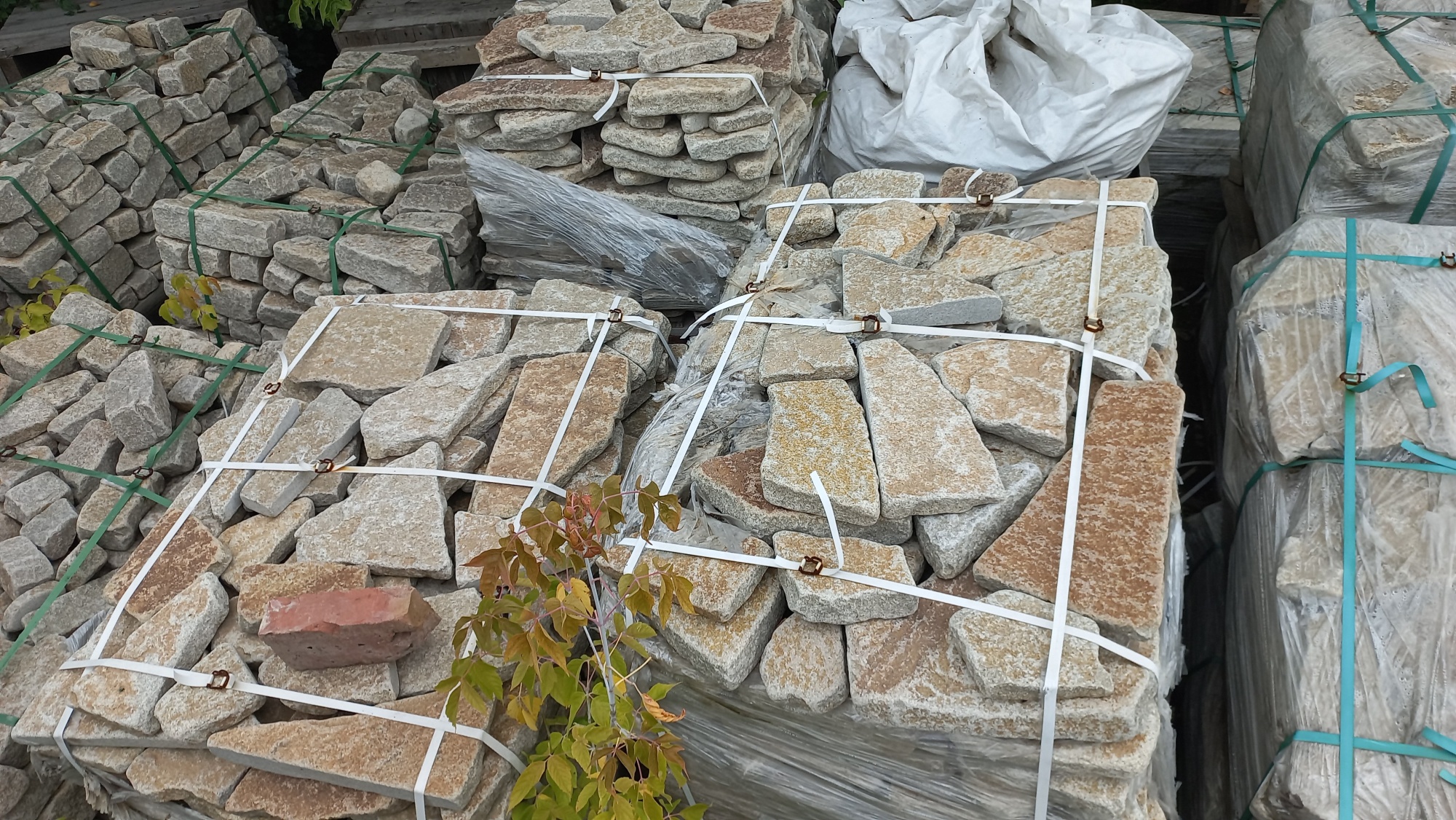 Плитняк гранитный галтованный купить в Волчанске