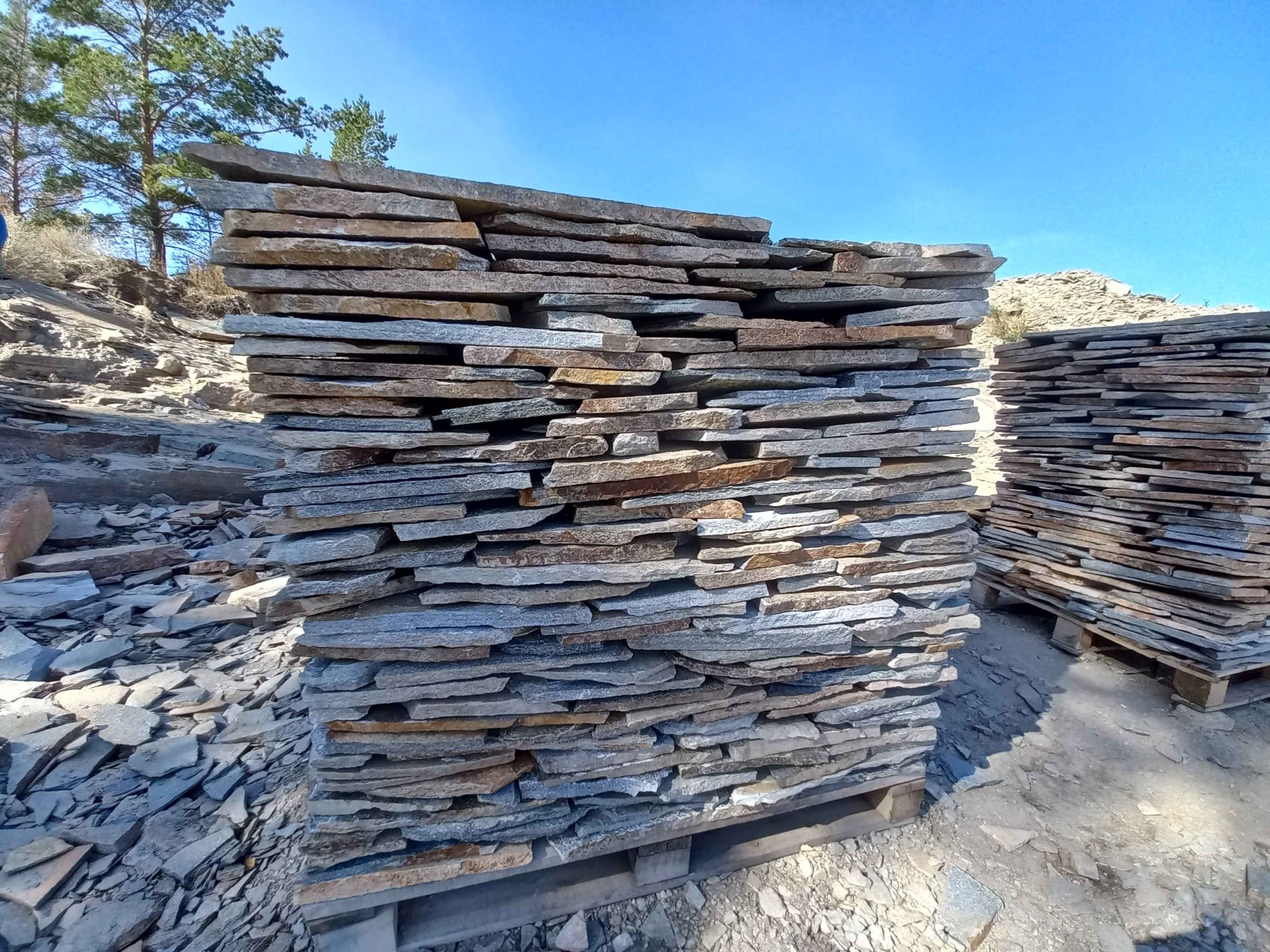 Плитняк златолит серебристый для фасада купить в Волчанске