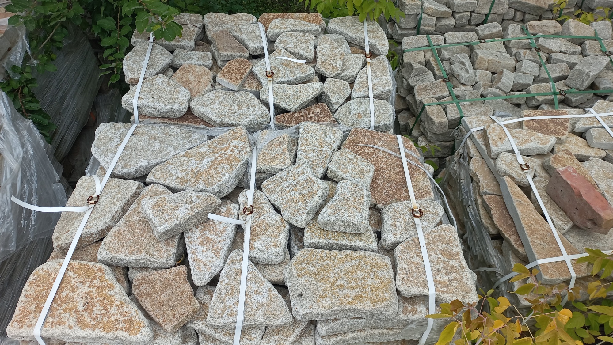 Гранитный плитняк галтованный для мощения купить в Волчанске