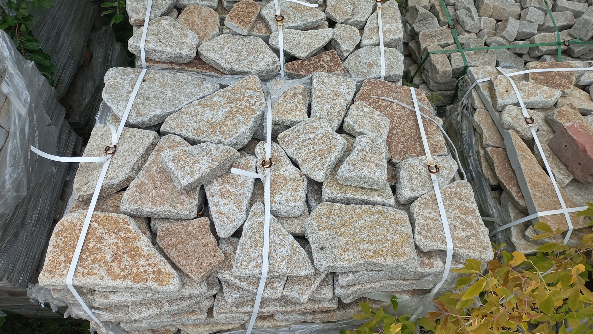 Плитняк галтованный гранитный для ландшафтного дизайна купить в Волчанске