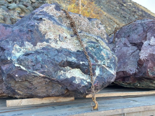 Огромные красно-фиолетовые валуны для ландшафтного дизайна весом более 5 тонн купить в Волчанске