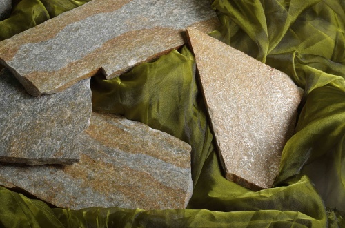 Плитняк златолит Уральский для цоколя, отмостки купить в Волчанске