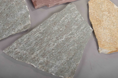 Плитняк златолит Уральский для цоколя, отмостки купить в Волчанске